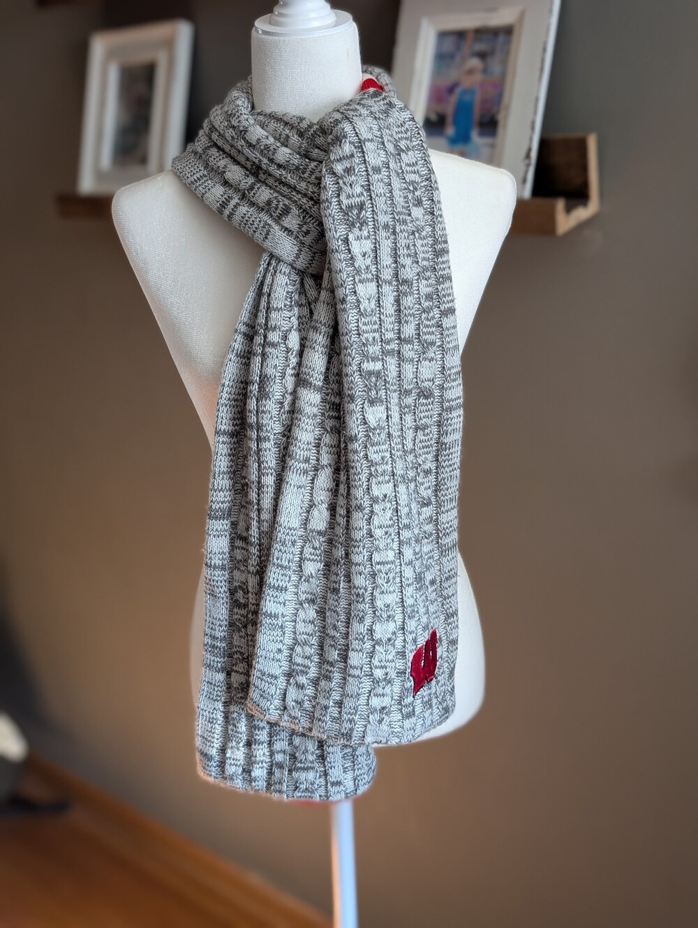 NCAA Wisconsin Badgers Reversible Grey Cable Knit Scarf Red White Stripes Pocket